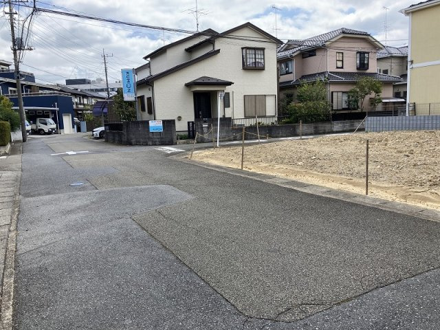 鴻巣市生出塚２丁目　売地の前面道路含む現地写真