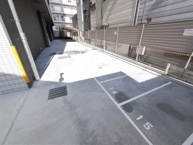 レジュールアッシュOSAKA新深江の駐車場