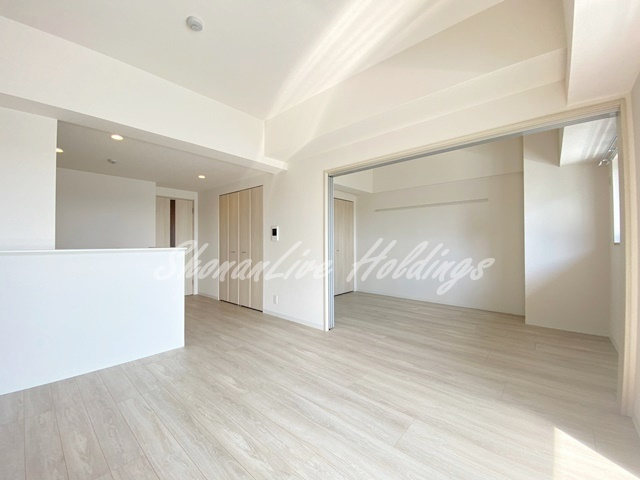 海老名市東柏ケ谷５丁目の賃貸マンションの居間・リビング