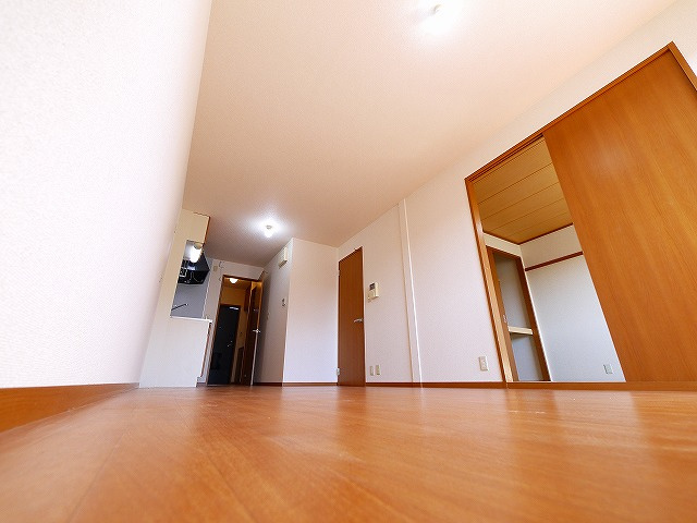 シェーヌ東生駒の内装|こちらのリビングで趣味の時間をお楽しみください