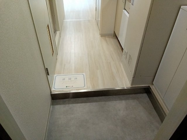 フジマンション末広の玄関