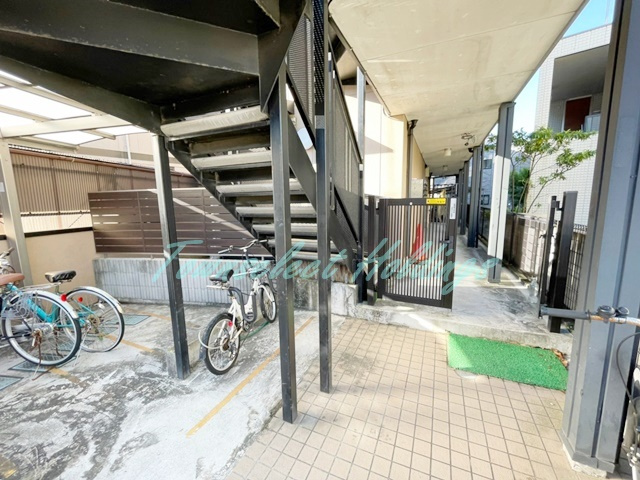 藤沢市片瀬海岸１丁目のアパートのエントランス
