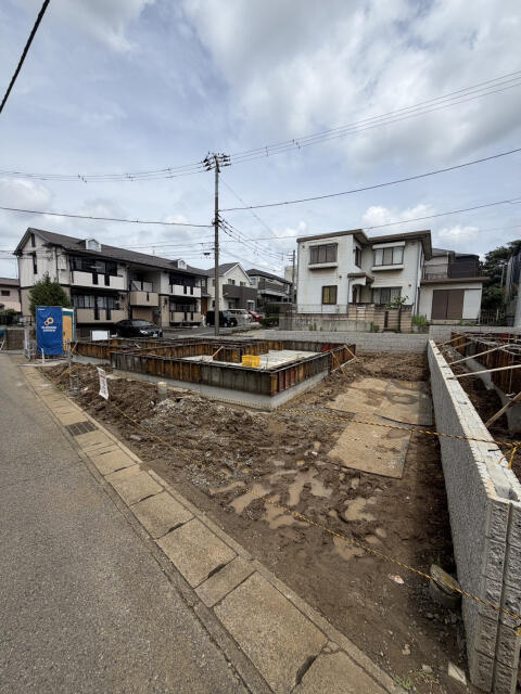 ブルーミングガーデン　千葉市中央区葛城２丁目２棟／１期２号棟の駐車場|7月上旬撮影