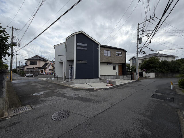 ブルーミングガーデン　千葉市中央区村田町２棟／１期２号棟の前面道路含む現地写真|外観