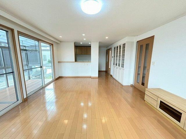 千葉市中央区浜野町５６５－４１の居間・リビング|１Ｆ南側ＬＤＫ　約２０．１帖