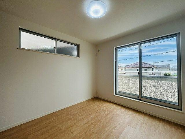 松戸市小金原９丁目２８－６のその他|南東洋室の様子　約５．６帖です