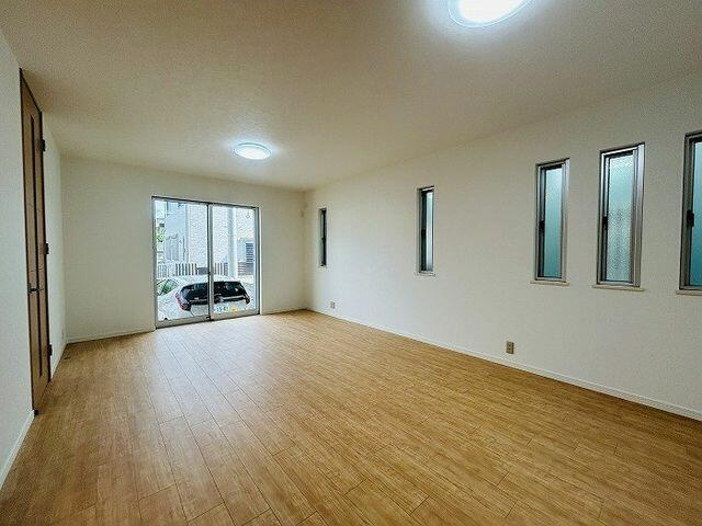 松戸市小金原９丁目２８－６の居間・リビング|光が良くはいるＬＤＫ
