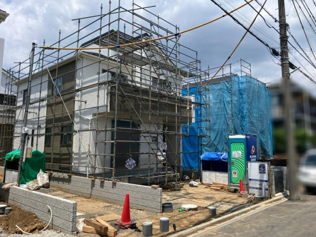 ブルーミングガーデン　松戸市小金原５丁目９棟／１期６号棟の前面道路含む現地写真|外観写真