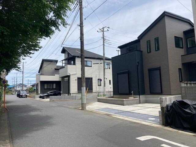 ４３４１松戸市千駄堀７期１棟の前面道路含む現地写真