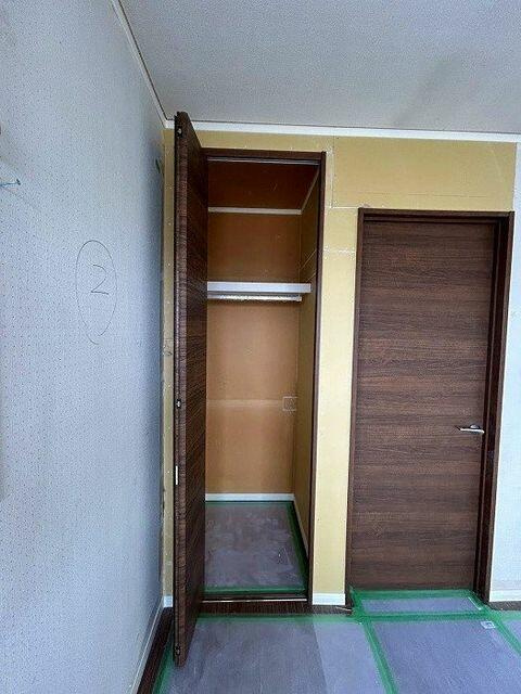 船橋市旭町１丁目１０－１５の玄関|「２階北側洋室」収納の中です。