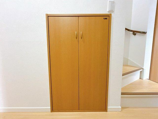 船橋市旭町１丁目１１－１４の内装|「１階廊下」階段下収納です。