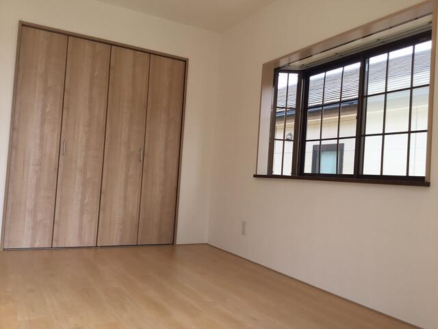 市川市北国分中古住宅１棟の洋室|２階６．５帖角部屋出窓