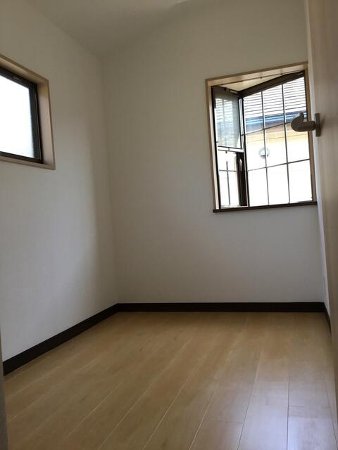 市川市北国分中古住宅１棟の洋室|２階納戸室内角部屋