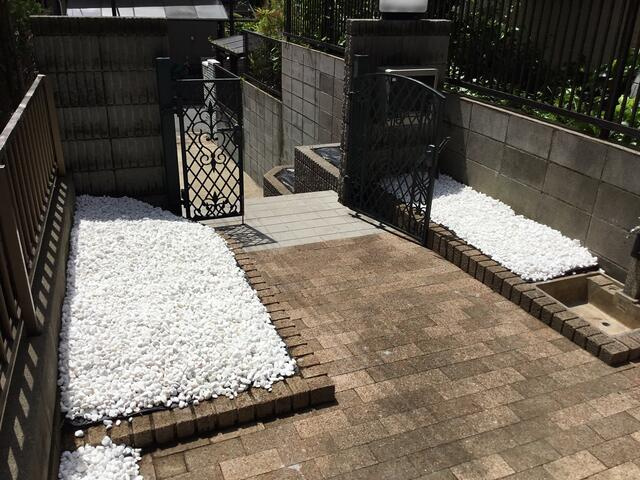 市川市北国分中古住宅１棟の庭|門柱門扉内花壇