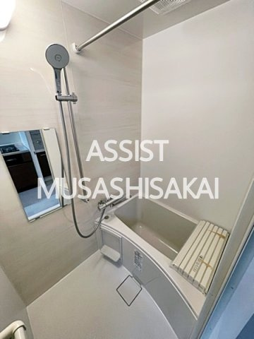 武蔵野市吉祥寺本町１丁目の賃貸マンションの浴室|写真：設備同仕様の別物件です