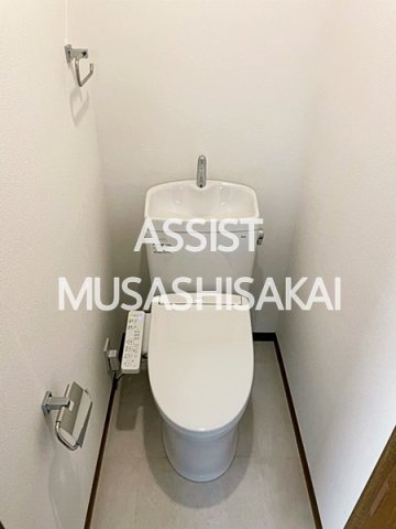 武蔵野市吉祥寺本町１丁目の賃貸マンションのトイレ|写真：設備同仕様の別物件です