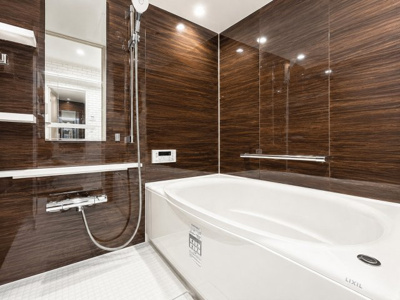 【浴室】 | 扶桑ハイツ長津田 | ◆モダンデザインの空間が気持ちよさを高めてくれるバスルーム。すっきりとした清潔感の中に都会的なセンスが感じられ、心身をリフレッシュできる寛ぎを深めてくれるスペースです。