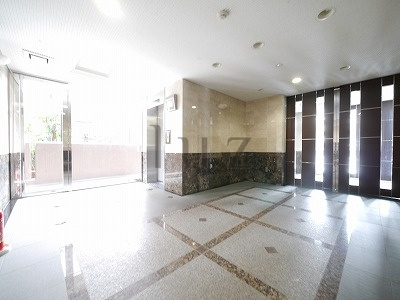 グリフィン横浜岡野公園弐番館のエントランス