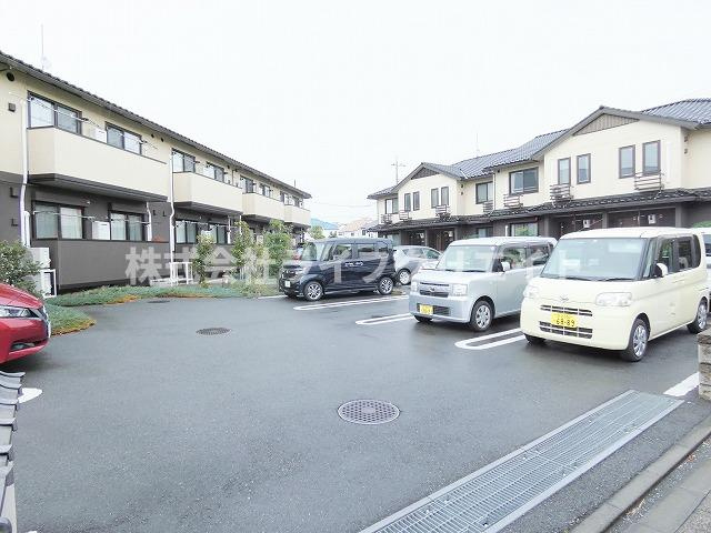 雅弐番館の駐車場