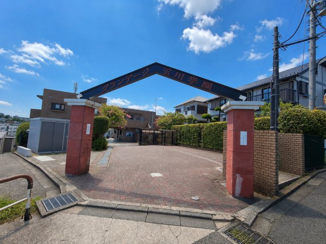 【外観】 | グランデージ玉川学園 | ◆爽やかな青空の下に贅沢なほどに降り注ぐ陽光、豊かな居住性と、クオリティが見事に調和した住空間は、住まうことの喜びを感じさせてくれます。ゆとりある広い敷地で開放的なお住まいです。