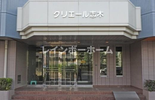 クリエール志木のエントランス
