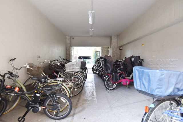 【駐輪場】 | カーサ中村 | 自転車置き場。マンションの共用部にあたります。空きの有無や駐輪料金、各戸の台数制限などについては、改めてお問い合わせください。～即日のご見学可能～　お問合せはお気軽にどうぞ。
