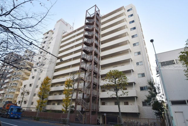 【外観】 | カーサ中村 | 青空によく映える建物です。手入れの行き届いた外壁やマンション正面エントランスなど、綺麗な姿をぜひ一度、現地にてご覧ください。～即日のご見学可能～　お問合せはお気軽にどうぞ。
