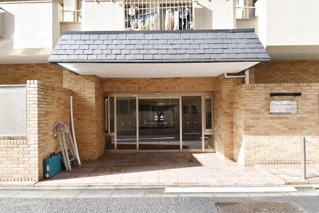 【エントランス】 | カーサ中村 | お客様を、そして住人を出迎えてくれるマンションのエントランス。ゴミが落ちていないことからも、管理状態の良さや住民の節度の高さが見て取れます。～即日のご見学可能～　お問合せはお気軽にどうぞ。
