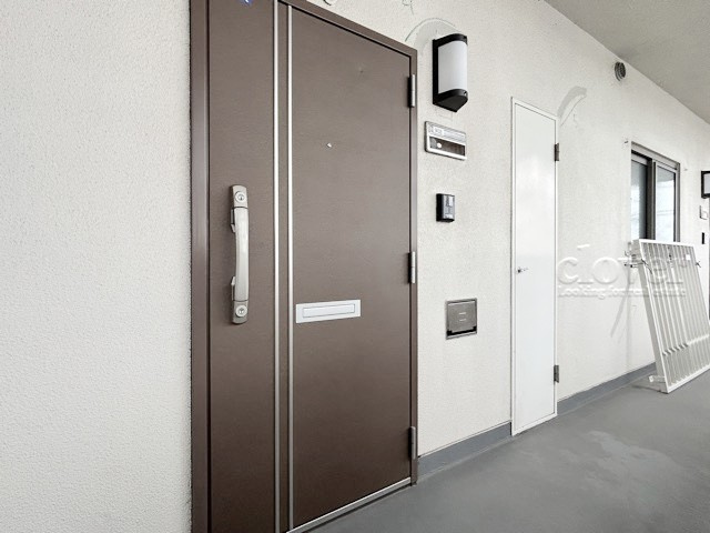 【その他共用部分】 | カーサ中村 | 皆様をお迎えする、お部屋の玄関ドア。開けやすさや開放角度、ドアノブの操作しやすさや鍵の形状などを、現地で一度ご確認ください。～即日のご見学可能～　お問合せはお気軽にどうぞ。