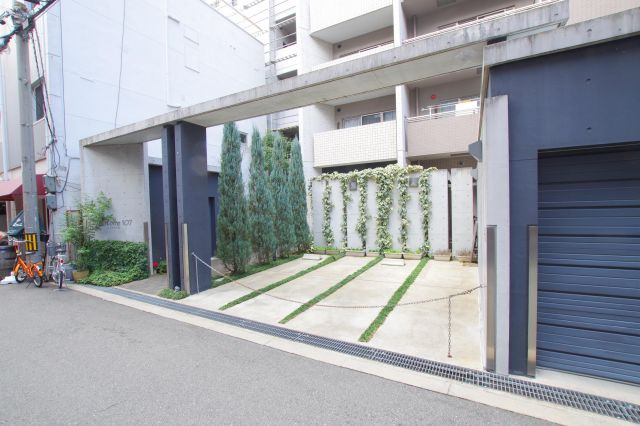 ノートアール107　仲介手数料無料の駐車場