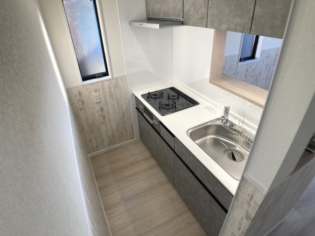 エターナルシー泉台のキッチン|カウンターシステムキッチン、3口ガスコンログリル付き