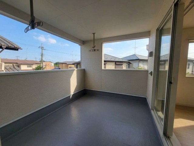 【Cradle garden】宇都宮市野沢町 第5 全1棟のバルコニー|〇インナーバルコニー〇
２部屋から出入り可能♪生活動線がグッとスムーズに。天候に左右されにくいインナーバルコニーは、洗濯物干しはもちろん、趣味の空間としても大活躍します♪
※2026年9月撮影