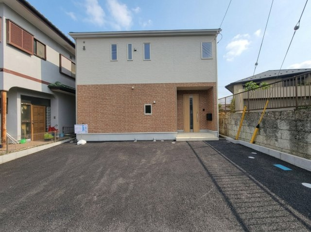 【Cradle garden】宇都宮市野沢町 第5 全1棟の外観|〇駐車スペース〇
2台並列駐車可能ですので、家族みんなのカーライフを快適に♪
晃宝小学まで徒歩８分♪野沢保育園徒歩13分、コンビニ、ドラックストアも徒歩圏内の暮らし便利な住環境♪
※2026年9月撮影