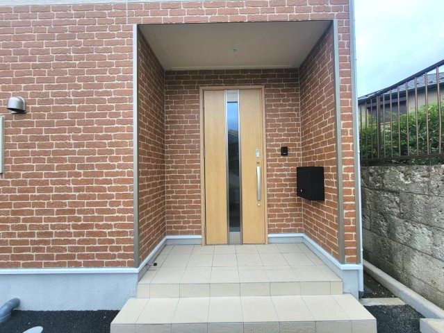 【Cradle garden】宇都宮市野沢町 第5 全1棟の玄関|〇玄関アプローチ〇
毎日の帰宅が楽しみに。上質なレンガ調外壁に木目調ドアが迎える洗練された玄関アプローチ。防犯に欠かせない防犯カメラとTVモニター付きインターホン、ダイヤル式ポストを標準完備！
