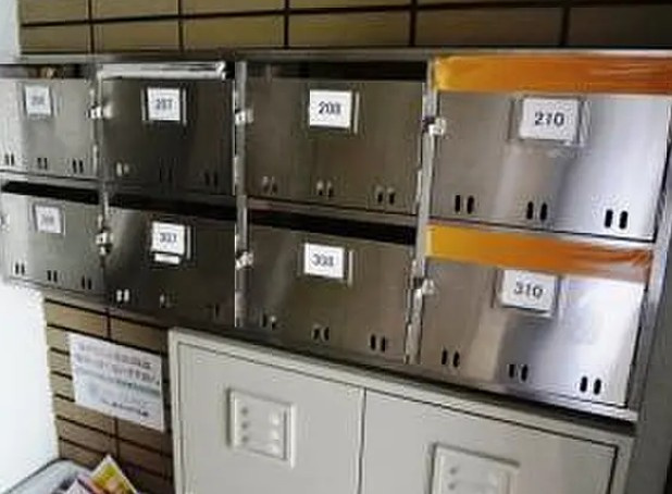 大阪市守口市西郷通　１棟店舗付レジのエントランス|集合ポスト