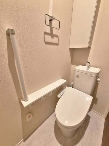 （シニア限定）紡ぎ野のトイレ|緊急通報システム付き/手すり付きでつまづき防止/温水洗浄便座付き
