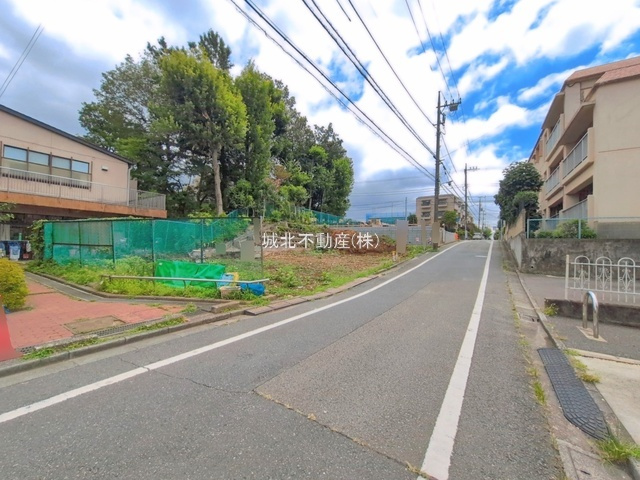 杉並区上井草2丁目 全3棟2号棟の前面道路含む現地写真|伸びやかな西側5.4㎡公道に面する全3棟2号棟
上井草の生活しやすい住環境です