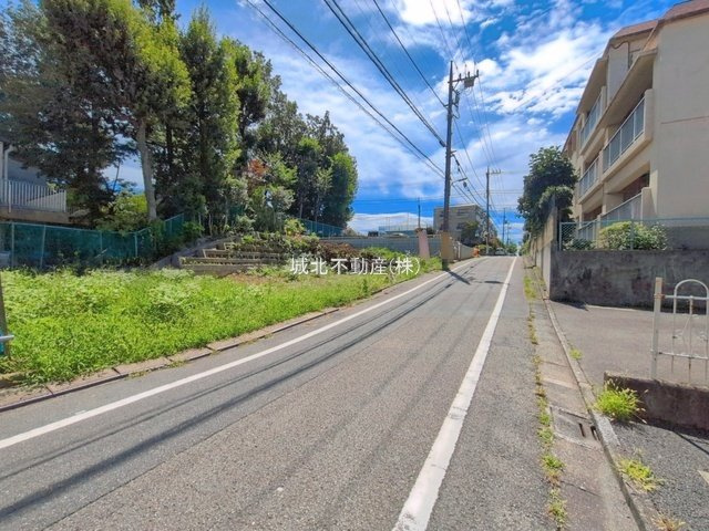 杉並区上井草2丁目 全3棟2号棟の前面道路含む現地写真|伸びやかな西側5.4㎡公道に面する全3棟2号棟
上井草の生活しやすい住環境です