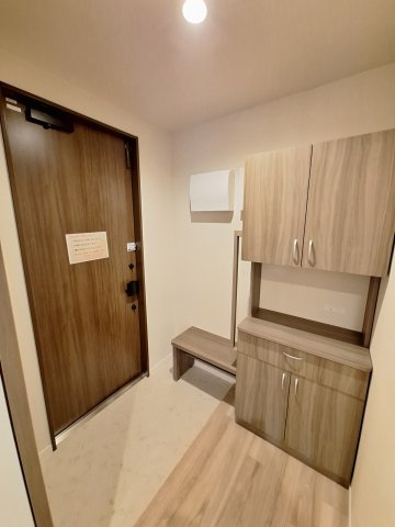 （シニア限定）紡ぎ野の玄関|手すりと椅子で立ち座りを補助/靴の履き替え時の転倒防止