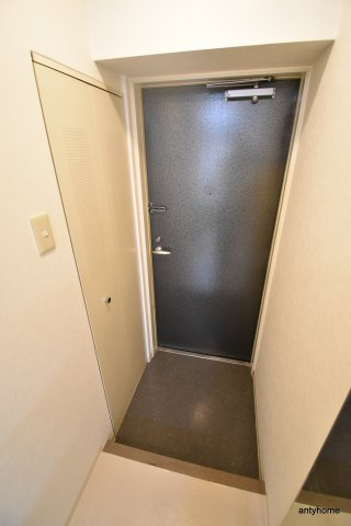 ミールズ江坂　仲介手数料無料の玄関