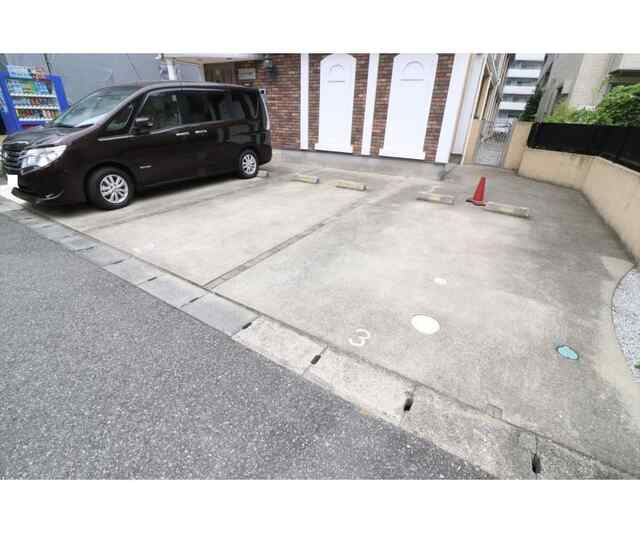 ソレアード松戸の駐車場