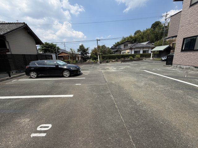 メゾンサンクプレの駐車場