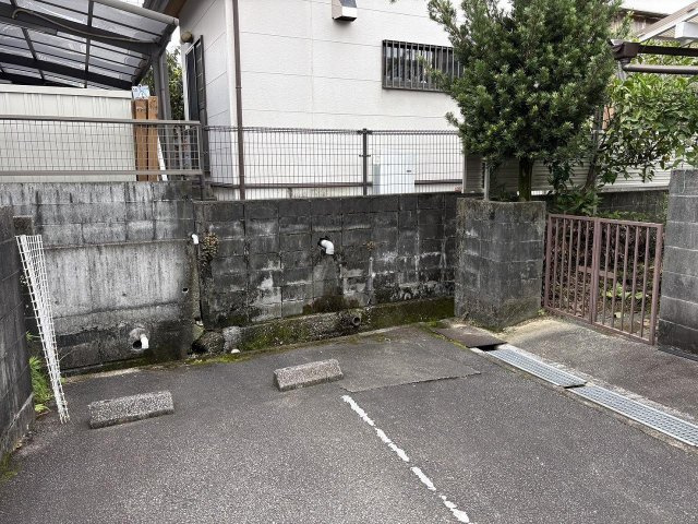 高知市石立町　借家の駐車場