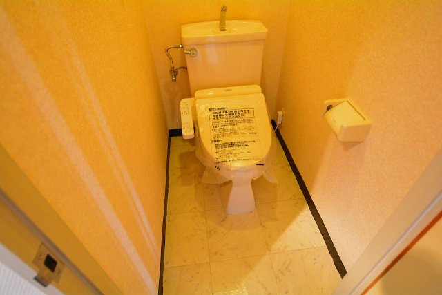 シンプルで掃除のしやすいトイレです♪