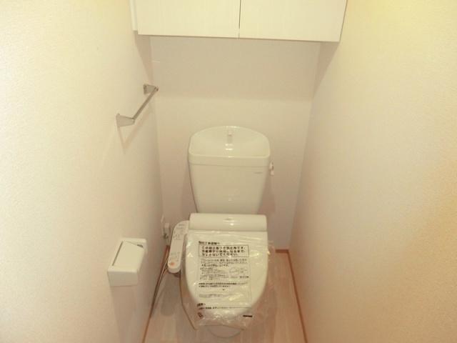 温水洗浄便座付きのトイレです♪