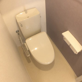 温水洗浄便座付きのトイレです♪