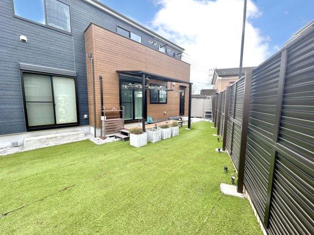 【中古戸建】渋川市渋川の庭|■お庭｜念願のプライベート庭付きで、夏場のプールにもぴったりの涼める空間♪