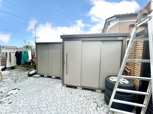 【中古戸建】渋川市渋川の外観|■物置付き｜大型の物置付きもついています♪お庭で使用する道具もしっかり収納できます♪