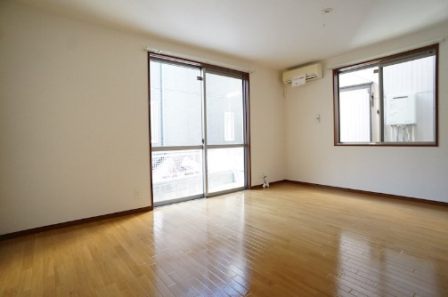 メゾン・ド・コナの居間・リビング|2面採光の明るいお部屋です