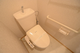 温水洗浄便座付きのトイレです♪